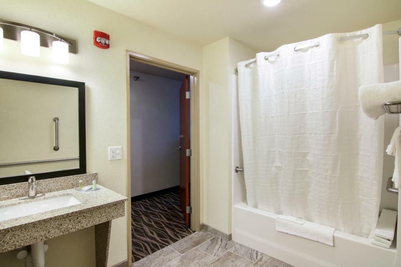Cobblestone Inn & Suites Fairfield Bay ภายนอก รูปภาพ